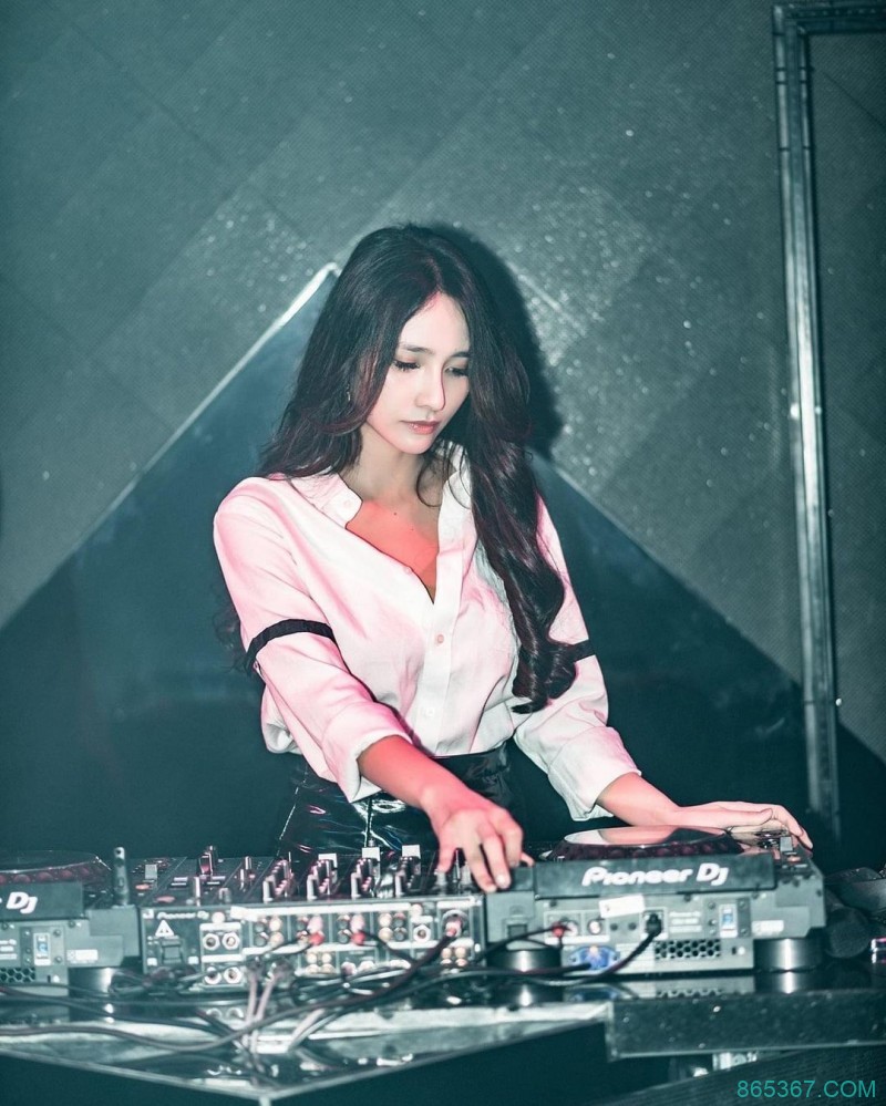 「笑眼正妹」看球赛迷倒观众!「深邃电眼+甜甜梨涡」大爆红,竟还有超火辣S曲线!