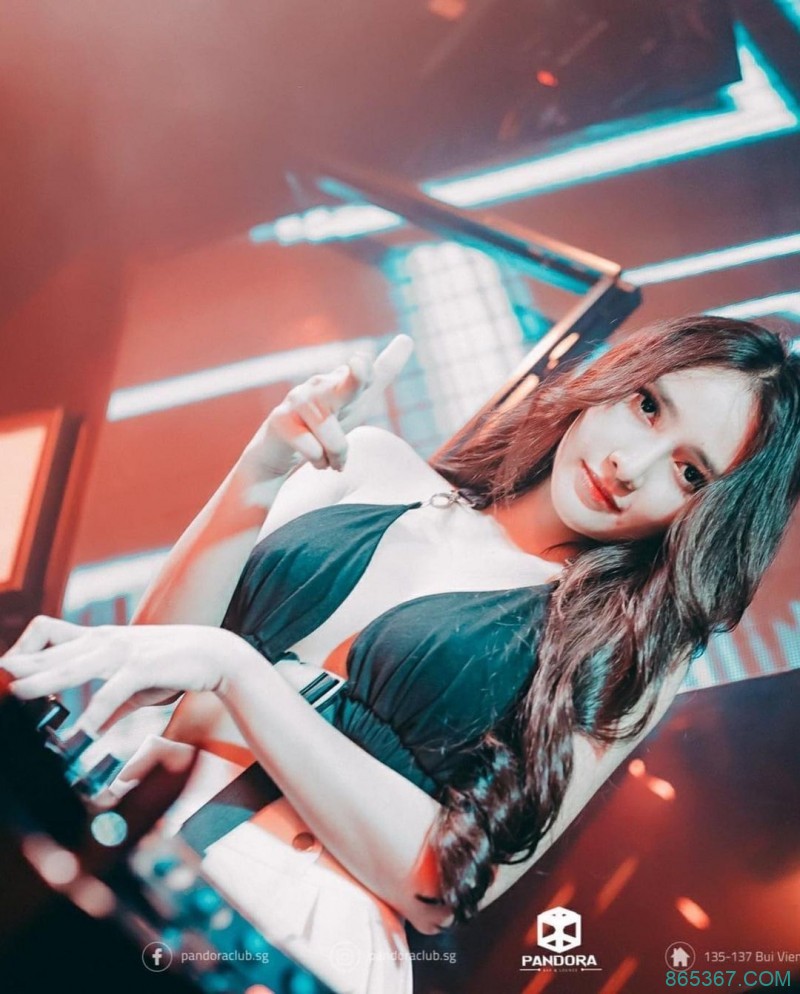 「笑眼正妹」看球赛迷倒观众!「深邃电眼+甜甜梨涡」大爆红,竟还有超火辣S曲线!