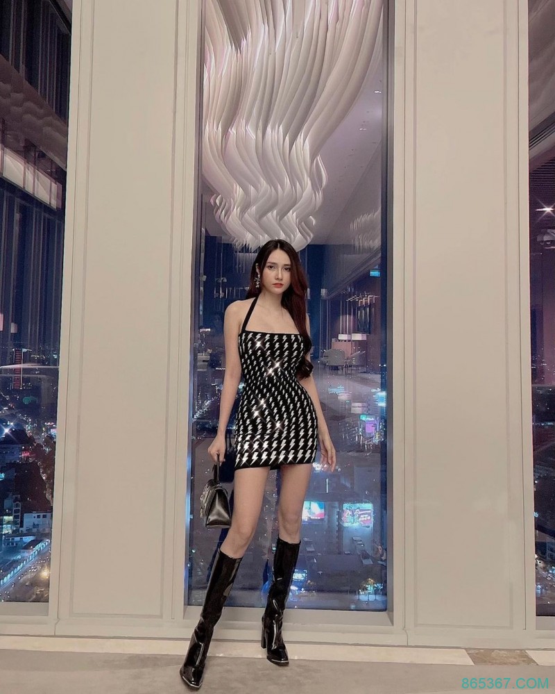 「笑眼正妹」看球赛迷倒观众!「深邃电眼+甜甜梨涡」大爆红,竟还有超火辣S曲线!