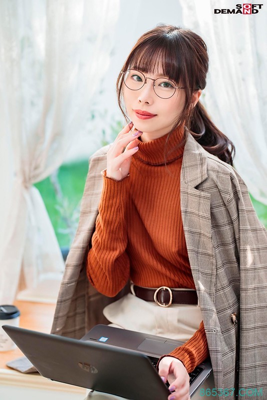 从来不穿胸罩!喜欢亲超爱舔还要人家从后面来!脱掉眼镜的她决定一生都要很肉食! …