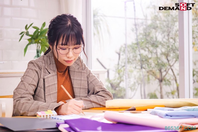 从来不穿胸罩!喜欢亲超爱舔还要人家从后面来!脱掉眼镜的她决定一生都要很肉食! …