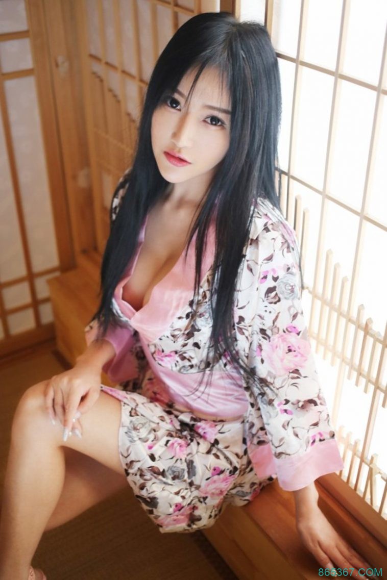 日本清纯和服美女，酥胸半露诱惑床照性感写真