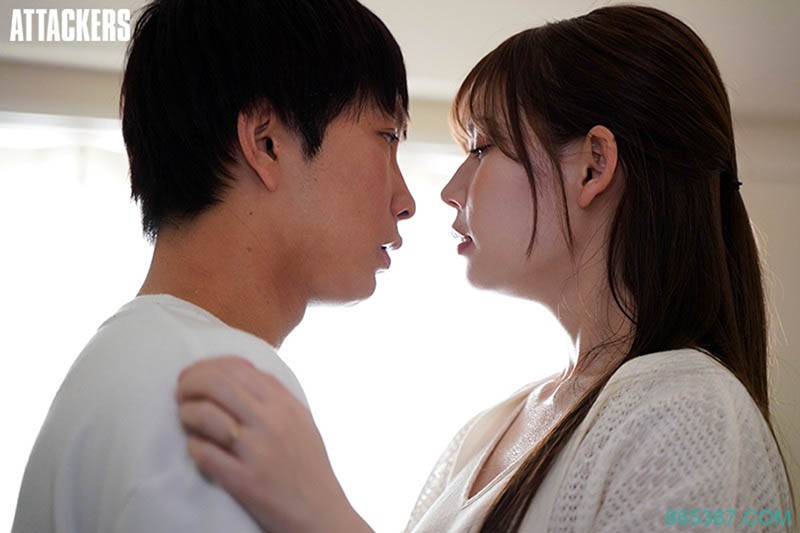 扑倒邻居太太!与欲求不满人妻“明里つむぎ”汗流浃背的不伦性爱!