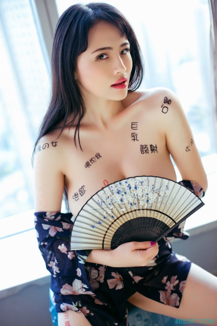 巨乳尤物性感人体艺术写真，眼神诱惑丰腴身体写满渴求