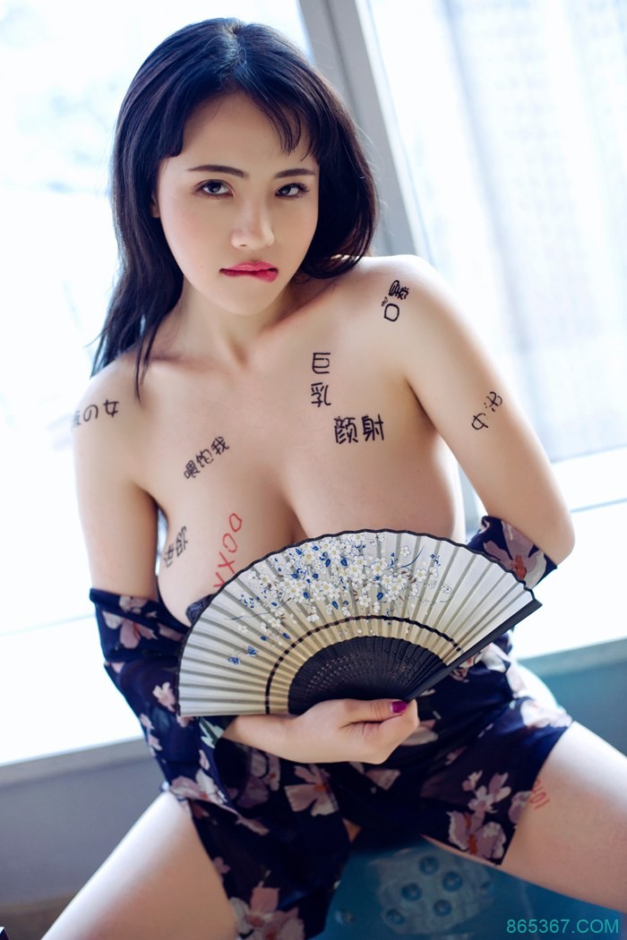 巨乳尤物性感人体艺术写真，眼神诱惑丰腴身体写满渴求