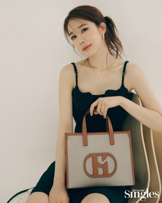 韩国女艺人刘仁娜拍代言品牌最新宣传照