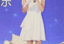 央视娱乐主播李霞消失多年，罕见露面皮肤黝黑，模样与以前差别大