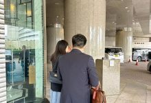 郭晶晶拎8万爱马仕，踩高跟美到一眼认出，和老公出行亲民没架子