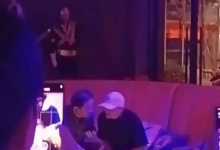 马云现身阿里巴巴园区酒吧 被认出后不忘戴上口罩【EV扑克官网】