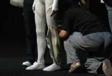 小鹏机器人是真是假？何小鹏现场直接剪开衣服自证【EV扑克官网】