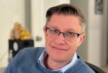 美艺术家Beeple展出人头机器狗 含马斯克、扎克伯格等【EV扑克官网】