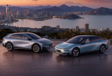 一辆小鹏P7遭火车撞击后车主幸存 何小鹏发文回应【EV扑克官网】