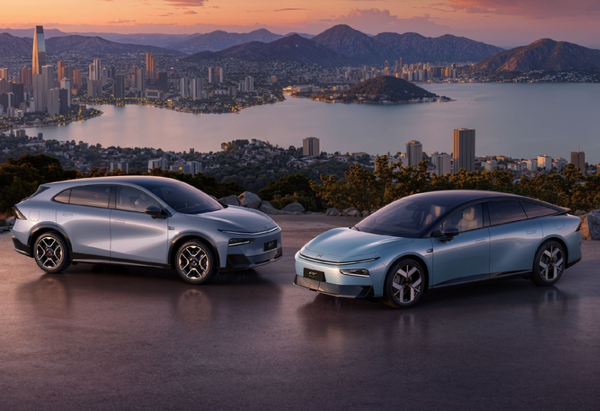 一辆小鹏P7遭火车撞击后车主幸存 何小鹏发文回应