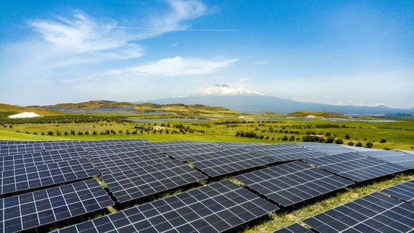 太阳能发电设施 机构:2035年美国数据中心用电量预计激增至当前四倍
